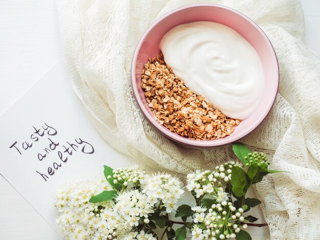 Koktajle, muesli, notatnik i kwitnące bzy