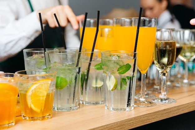 Koktajle w barze Zbliżenie grupy szklanek z napojami na blacie barowym
