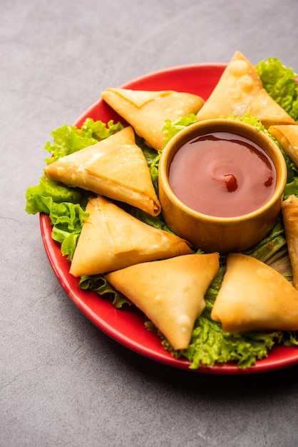 Koktajlowe mini trójkątne samosa z patti lub strips, popularna domowa przekąska z Indii