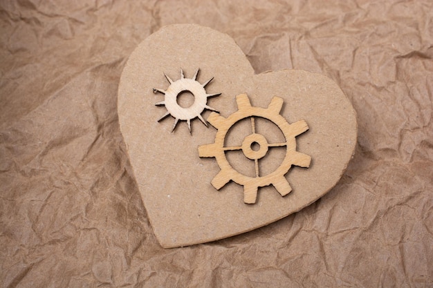 Zdjęcie koła zębate na koncepcji walentynki w kształcie serca i obietnica miłości