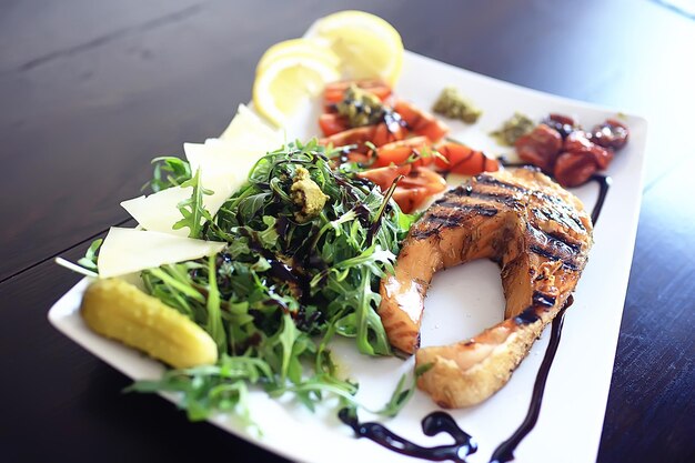 Zdjęcie kolacja w restauracji grillowany łosoś / koncepcja diety śródziemnomorskiej, grillowane owoce morza i warzywa