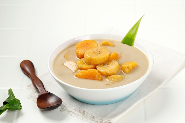 Kolak Pisang Ubi to bananowy kompot ze słodkich ziemniaków Popularny indonezyjski deser Wykonany z mleka kokosowego Cukier palmowy i liście pandanusa Bardzo popularny podczas Ramadanu