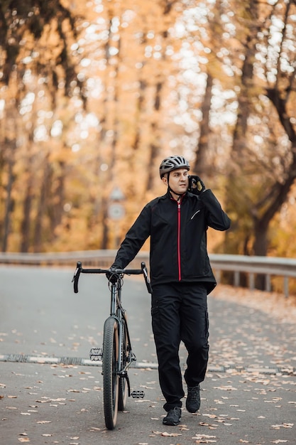 Kolarstwo górskie para rowerzystów na szlaku rowerowym w lesie jesienią Kolarstwo górskie w lesie jesienią krajobrazu