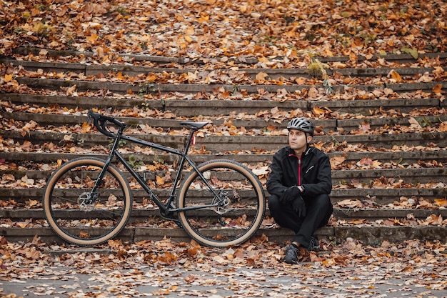 Kolarstwo górskie para rowerzystów na szlaku rowerowym w lesie jesienią Kolarstwo górskie w lesie jesienią krajobrazu