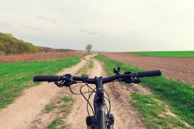 Kolarstwo Górskie W Dół Wzgórza Szybko Na Rowerze. Zobacz Z Oczu Rowerzystów.