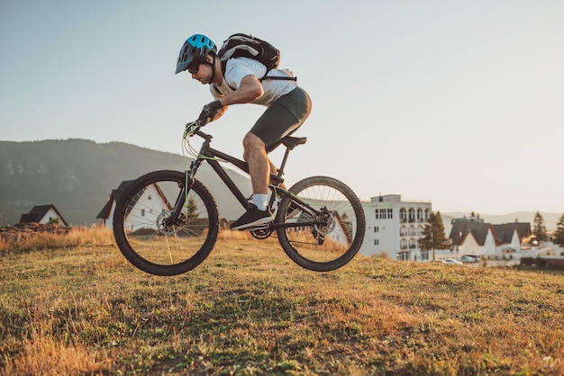 Kolarz na rowerze na szlaku w lesie Człowiek na rowerze po torze enduro Sport fitness motywacja i inspiracja Extreme Sport Concept Selektywna ostrość Zdjęcia wysokiej jakości