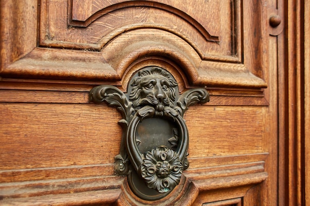 Kołatka w kształcie lwa zdobi stare drzwi