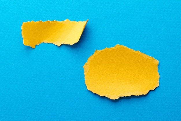 Kolaż artystyczny kawałków podartego papieru z podartymi krawędziami Kolekcja karteczek samoprzylepnych żółto-niebieskie kolory strzępy stron notesu Abstrakcyjne tło