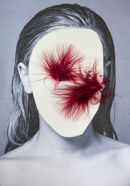 Zdjęcie kolaz osoby bez twarzy z czerwonymi piórami w negatywnej przestrzeni