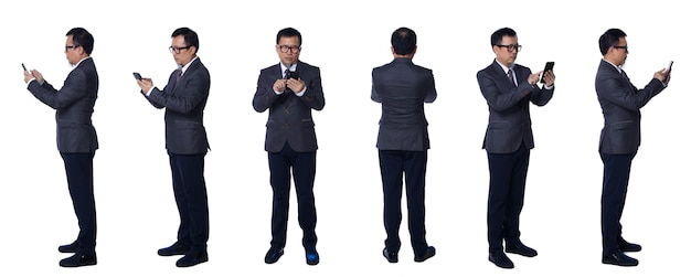 Kolaż Pełna długość lat 50. 60. Asian Starszy mężczyzna garnitur spodnie okulary i buty. Starszy menedżer korzysta z sieci społecznościowej smartfona i obraca 360 widok z tyłu z tyłu na białym tle na białym tle
