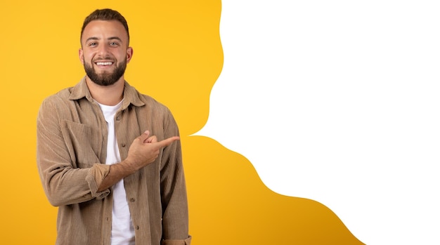 Kolaz z facetem wskazującym palcem na pustą bańkę tekstową