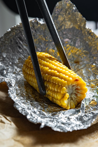 Zdjęcie kolba kukurydzy świeża na stole gotowana kukurydza kolba zdrowy posiłek jedzenie przekąska na stole miejsce do kopiowania