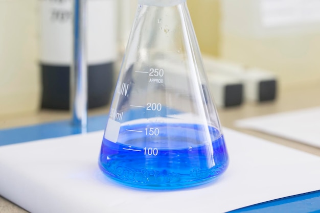 Kolba z niebieskim płynem w laboratorium