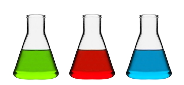 Kolby laboratoryjne chemiczne z płynem izolowanym na białym tle
