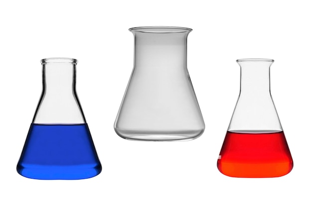 Kolby laboratoryjne chemiczne z płynem izolowanym na białym tle