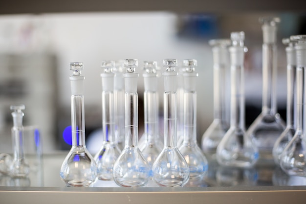Kolby z płynami w laboratorium, fabryce przemysłu farmaceutycznego i laboratorium produkcyjnym, koncepcja chemii