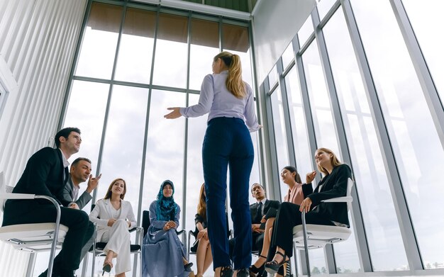 Zdjęcie koledzy biznesowi pracujący w biurze