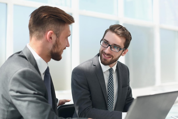 Zdjęcie koledzy biznesowi rozmawiają siedząc przy koncepcji deskbusiness