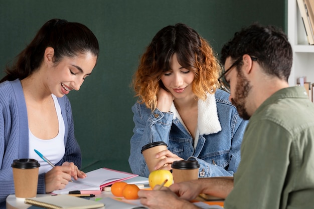 Zdjęcie koledzy z klasy robią notatki podczas sesji edukacyjnej