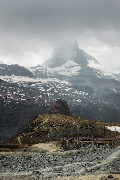 Kolej w górach Zermatt Alpy szwajcarskie przygoda w Szwajcarii Europa Matterhorn z chmurami