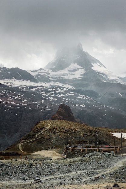 Kolej W Górach Zermatt Alpy Szwajcarskie Przygoda W Szwajcarii Europa Matterhorn Z Chmurami