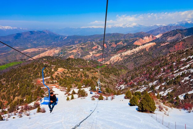 Zdjęcie kolejka linowa do beldersay mountain uzbekistan