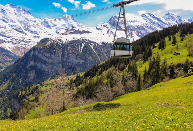 Kolejka linowa i widok krajobrazu w Alpach w Gimmelwald i morderczych wioskach w Szwajcarii