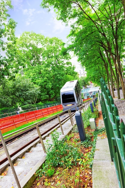 Kolejka linowa (jednoszynowa) wyciąg na Montmartre. Paryż. Francja.