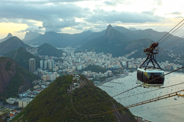 Zdjęcie kolejka linowa sugarloaf rio de janeiro w dzielnicy urca