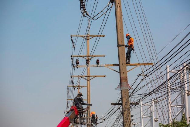 Kolejka Linowa Z Dźwigiem Męskim Naprawia Słup Elektryczny I Rośnie Wokół Linii Energetycznych