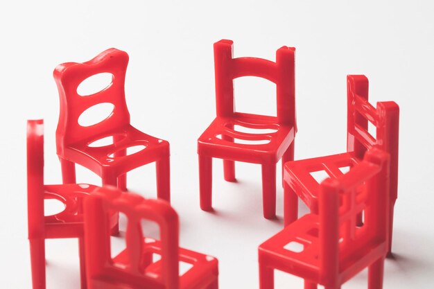 Kolekcja czerwonych krzeseł w kręgu Koncepcja rekrutacji w zakresie doradztwa zawodowego