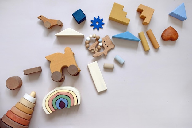 Zdjęcie kolekcja drewnianych zabawek dla maluszka z ekologicznych materiałów drewnianych i domowych