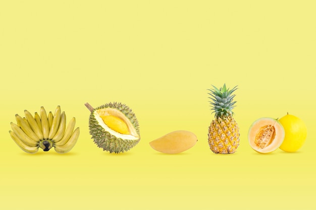 Kolekcja grupy izolowanych owoców w kolorze żółtym