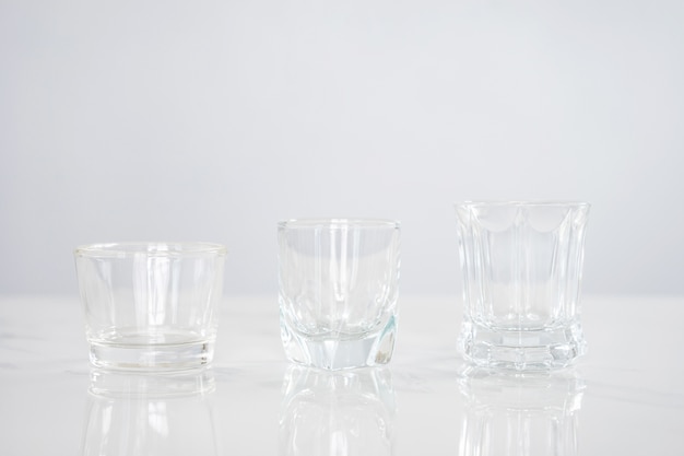 Kolekcja kieliszka koktajlowego, puste szklane strzały na stole