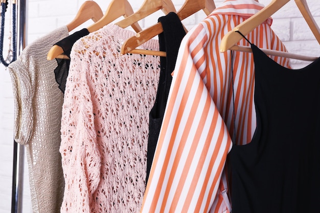 Kolekcja kobiecych ubrań wiszących na stojaku