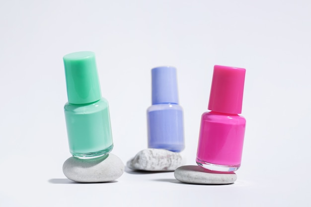 Kolekcja kolorowych lakierów do manicure lub pedicure na kamieniach