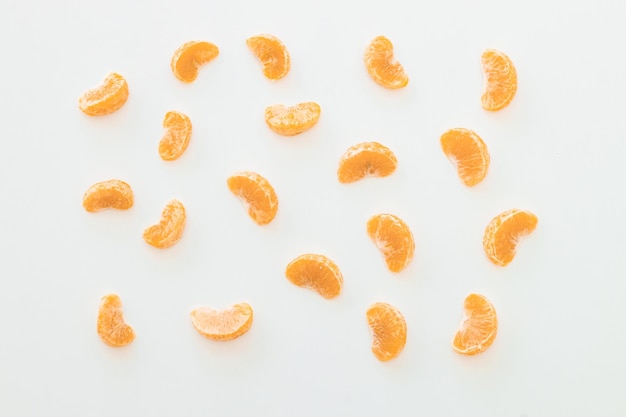 Kolekcja mandarynek w tle owoców cytrusowych