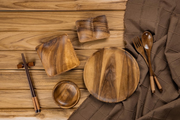 Kolekcja naczynia kuchenne z obrusem na podłoże drewniane