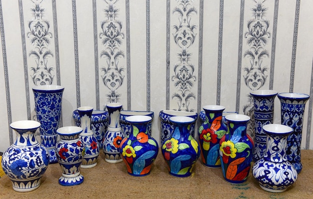 Kolekcja niebieskich wazonów z motywem kwiatowym z przodu.