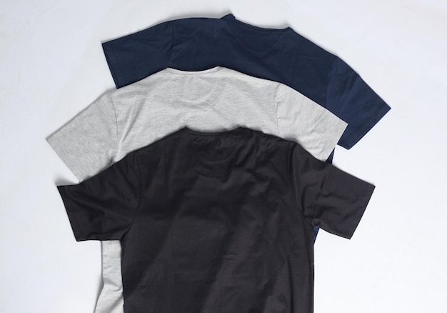 Zdjęcie kolekcja podstawowych kolorów koszulek na białym tle płaski szablon koszulki świeckiej