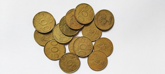 Kolekcja starych monet rupii o nominałach 500 rupii