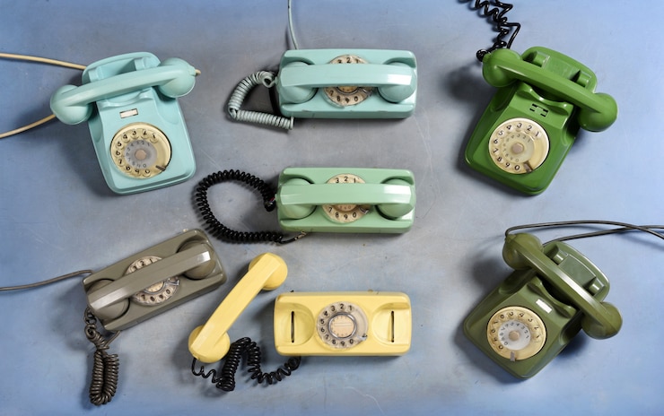 Zdjęcie kolekcja starych zabytkowych telefonów obrotowych