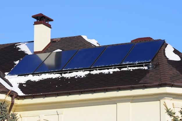 Kolektor słoneczny do instalacji grzewczej w domu prywatnym System solarny montowany jest na dachu