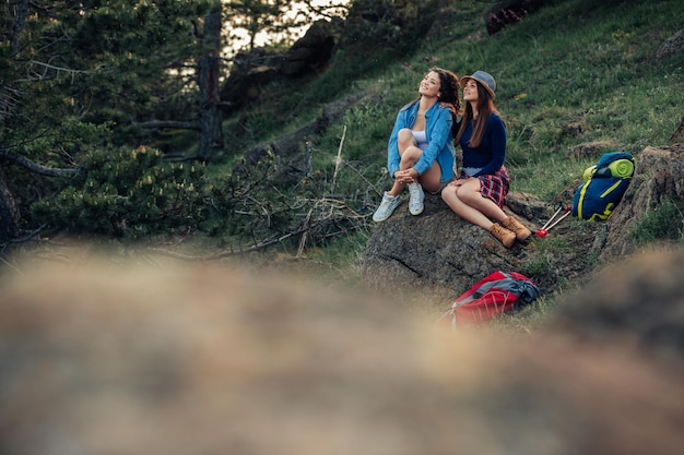 Koleżanki odpoczywają na skałach podczas trekkingu