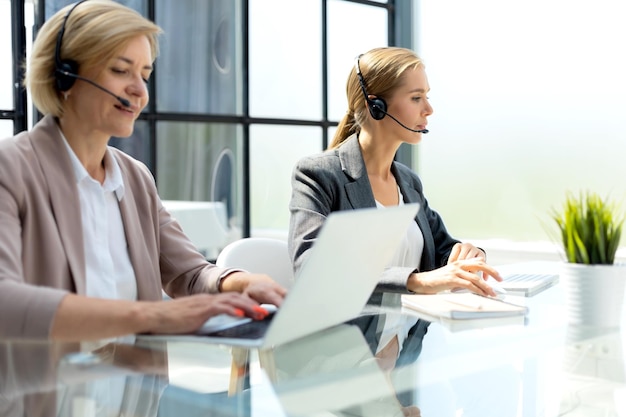 Zdjęcie koleżanki pracujące w call center