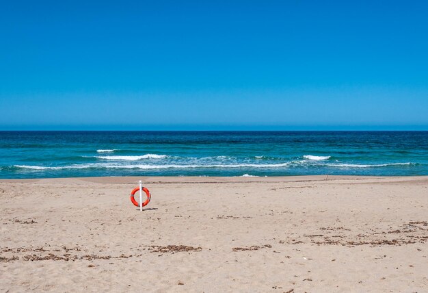 Koło ratunkowe na bezludnej plaży