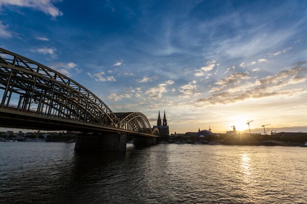 Kolońska Katedra I Hohenzollern Most Przy Zmierzchem