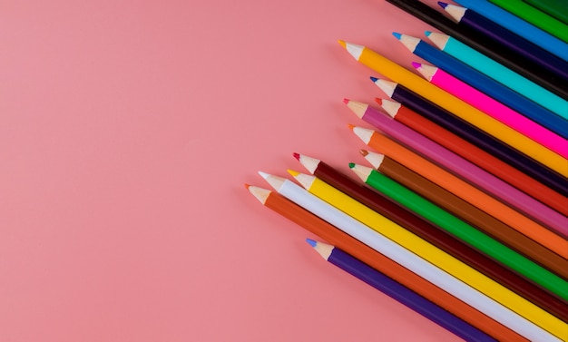 Kolor Ołówka W Różowym Tle. Powrót Do Szkoły