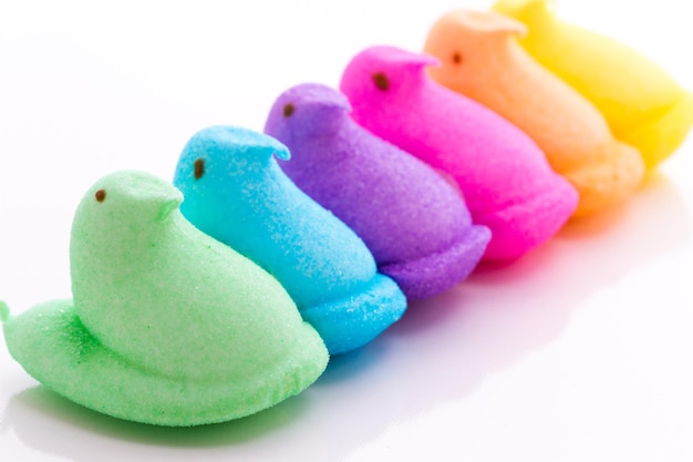 Kolor tęczy pianka marshmallow peeps i żelki.