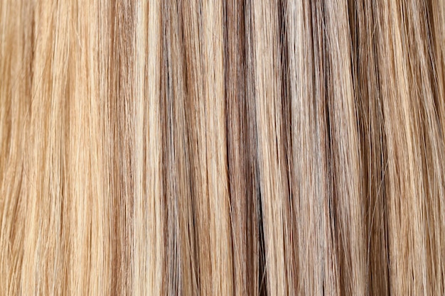 Kolor włosów kobiety po zabiegu podkreślania w gabinecie kosmetycznym